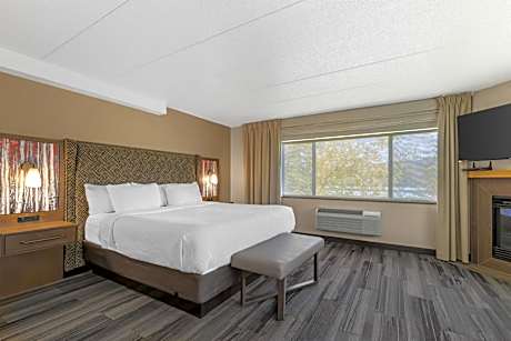 Larger King Suite with Spa Bath and Fireplace - Non-Smoking