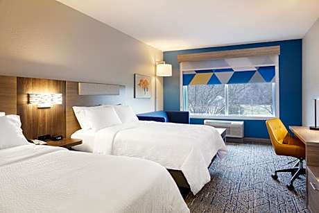 2 Queen Beds Suite Comm Access