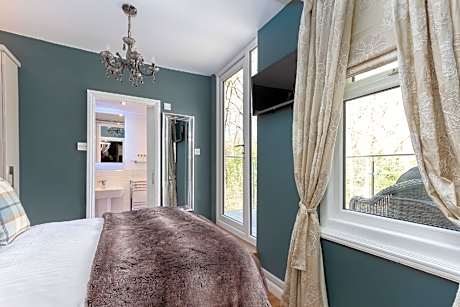Romantic-Double room-Ensuite with Shower-Decked Balcony-Woodland view
