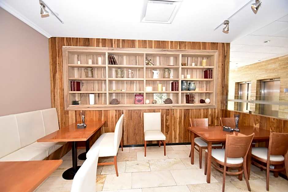 Hotel Tower Inn & Suites