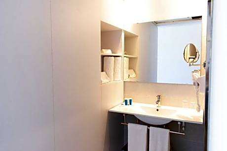 DOUBLE PREMIUM WITH SIDE SEA VIEW