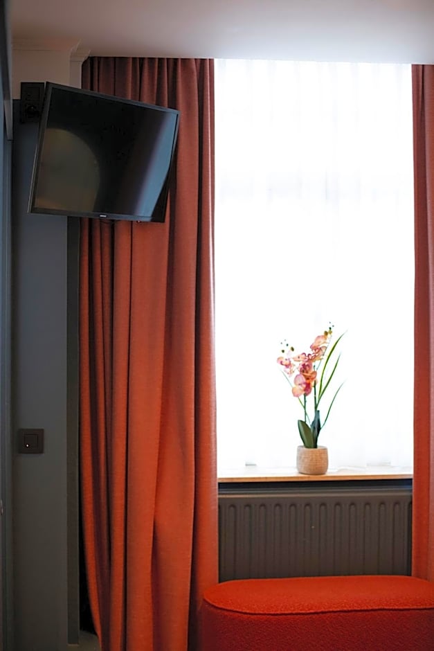 Gillis Eight Guest Rooms by Romy&Travis