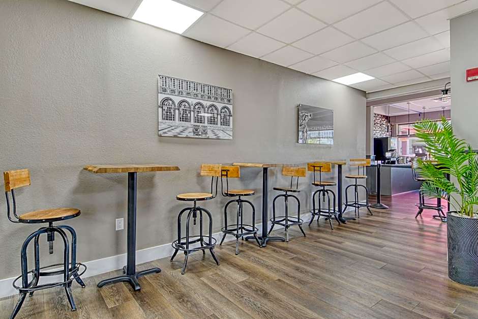 All-New, Ground-Floor, Huge Pool, Tiki Bar & Grill