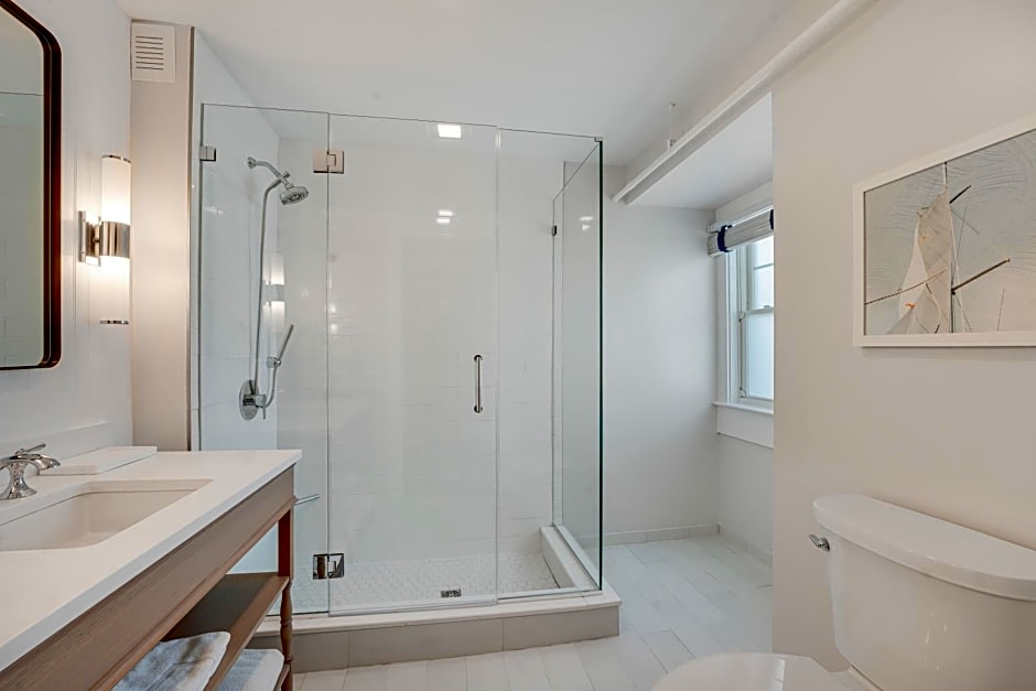 Newport Beach Hotel And Suites