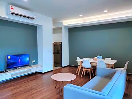 ROXY SEMATAN TOWNHOUSE (Upper Unit)