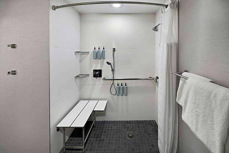 Courtyard by Marriott Kansas City Shawnee