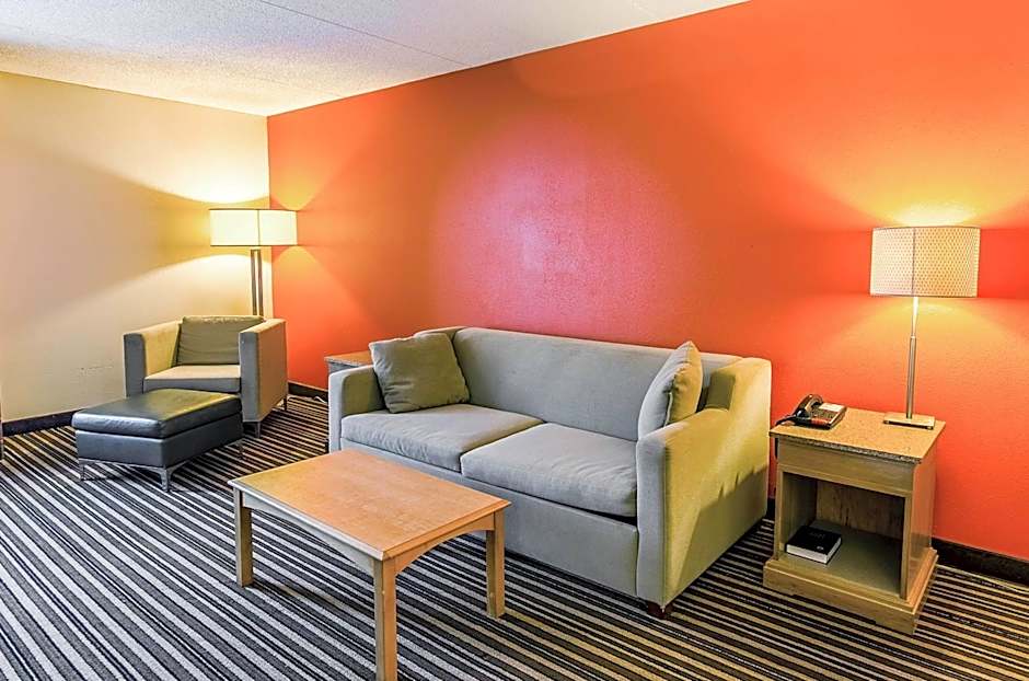Econo Lodge Inn & Suites Norton - Wise South