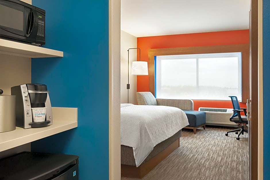 Holiday Inn Express & Suites - Beaver Dam