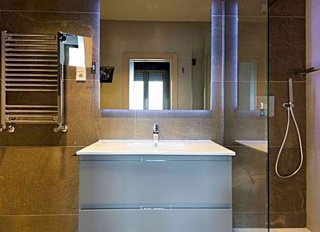 Exclusive Apartment, 3 Bedrooms, City View (1 Double Bed and 4 Twin Beds)