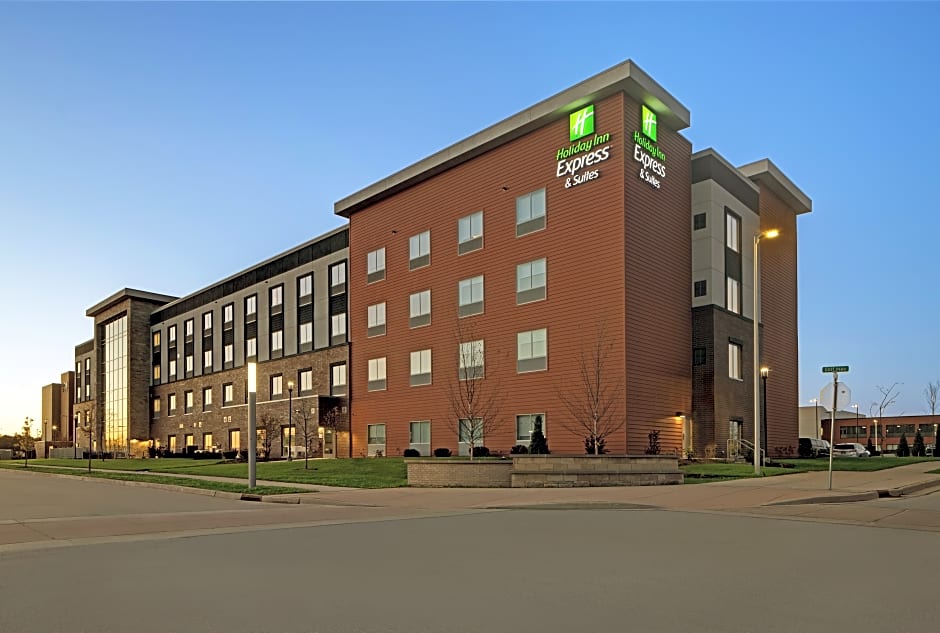 Holiday Inn Express & Suites - Milwaukee - Brookfield