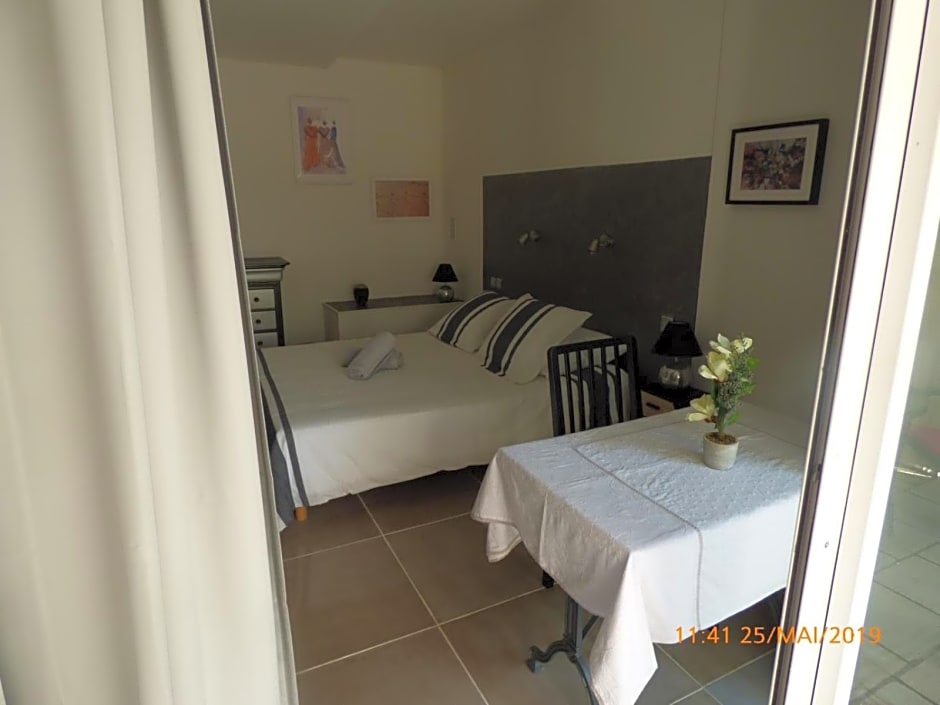 MAS MAURANE-Chambre d'hôte avec SPA privé aux portes d'ARLES
