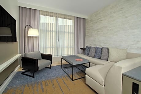 1 KING BED 1 BEDROOM SUITE, WELCOME GIFT-COMP WIFI, 863 SQ FT-NESPRESSO-FRIDGE-SERTA CANOPY BED