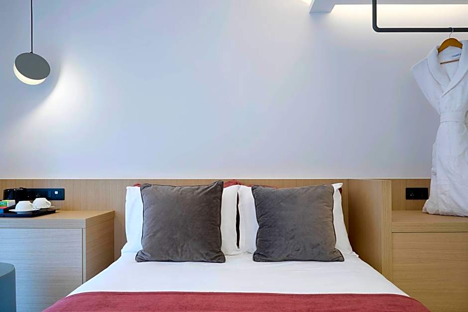 Twinn Downtown Piraeus, Santikos Collection