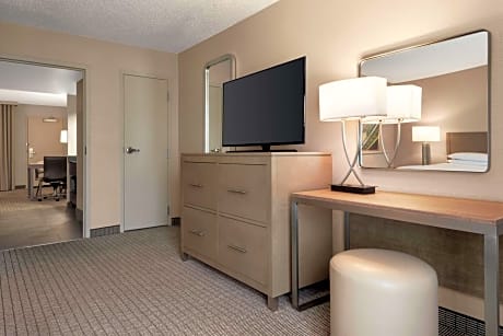 1 King Bed Suite Mobility Access With Tub