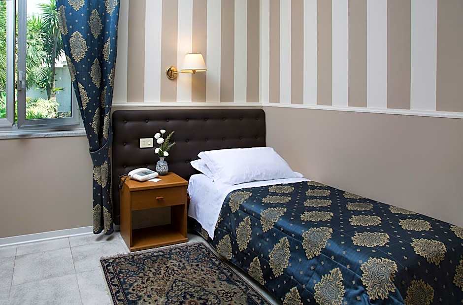 Foto 1 dari 4 — Single Room