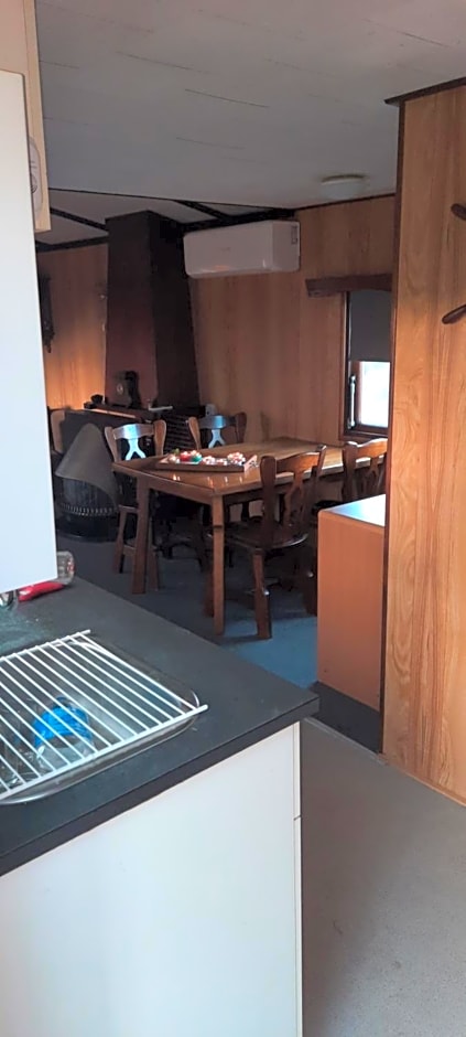 Unieke vriendenkamer met bedstedes tot 11 personen en 2 rustig gelegen chalets 2 en 4 persoons te huur!