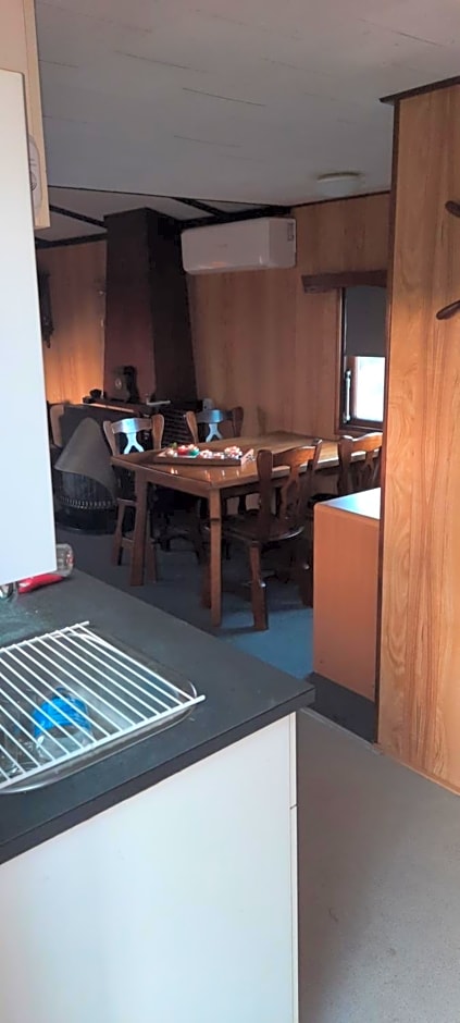 Unieke vriendenkamer met bedstedes tot 11 personen en 2 rustig gelegen chalets 2 en 4 persoons te huur!