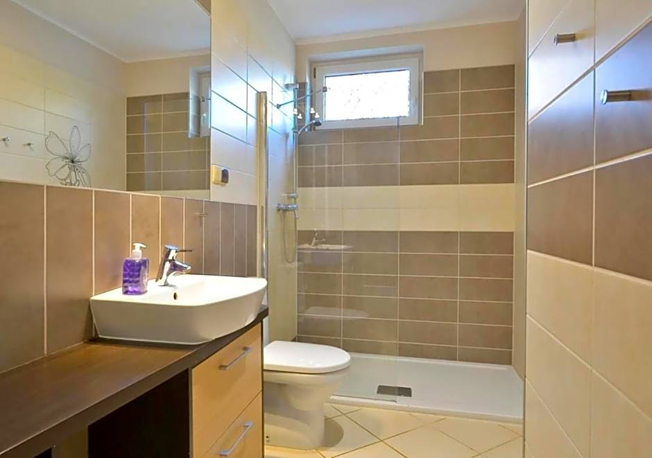 ApartamentyKudowa - Willa Pod Dębami z ogrodem i parkingiem,