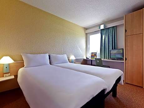 Room with 2 single beds equipped with the new bedding