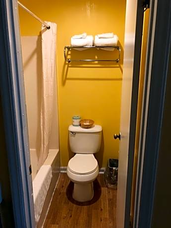 1 King Bed-Nonsmoking-Free Wifi-Microwave- Minfridge-Cable Tv-Hbo-Free Local Calls-Wakeup