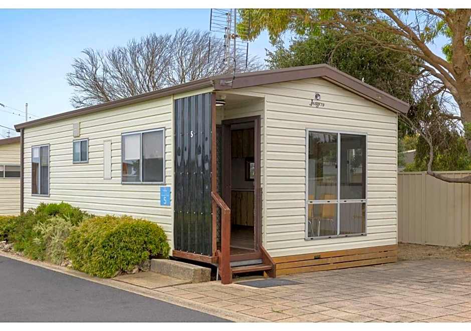 Standard 2 Bedroom Cabin, Pet-Friendly — 8 fotoğraftan 1. fotoğraf