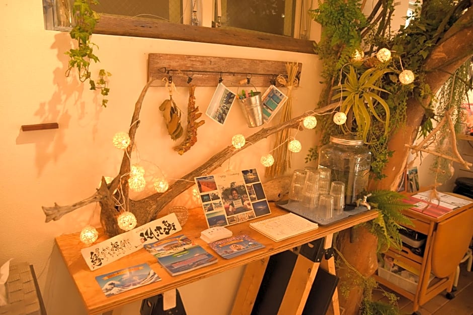 IZA Enoshima Guest House & Bar
