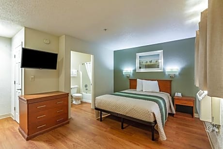 Studio 1 Queen Bed Renovated Non-Smoking