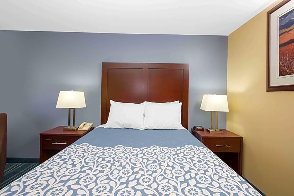 Photo 1 of 4 of 1 Queen Bed
