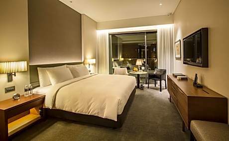 Deluxe King Room with City View (8F-13F)