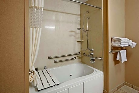 1 King Mobility Access With Tub Nonsmoking