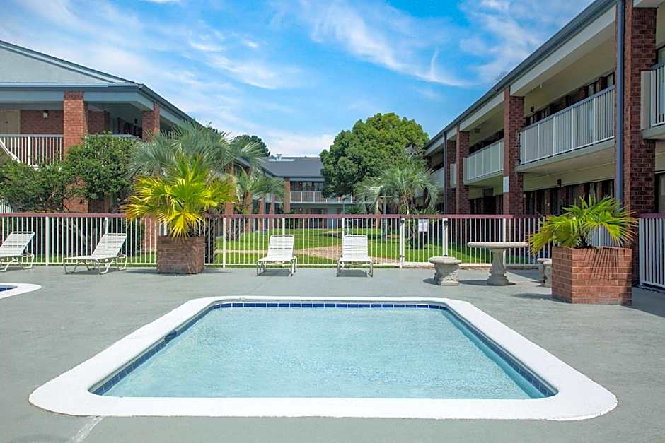 Days Inn by Wyndham Mobile I-65