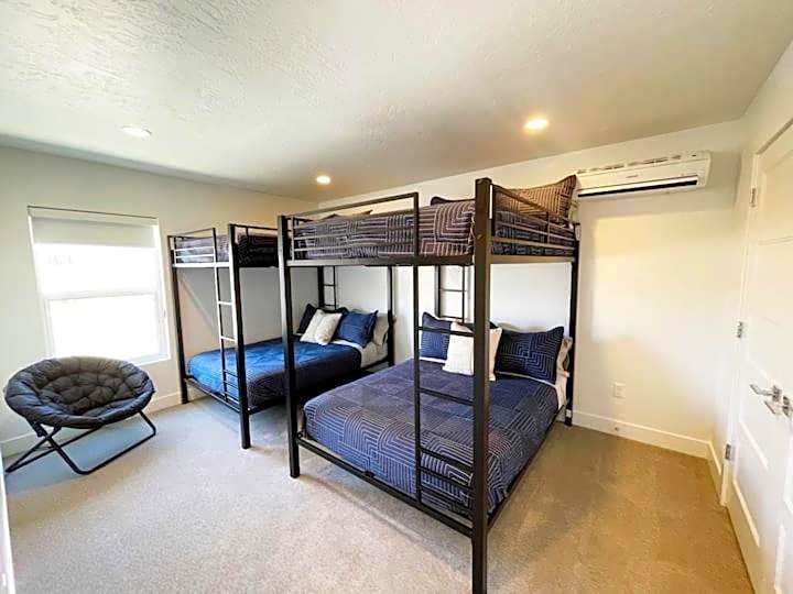 New Family-Friendly Townhome w/ Pool & Hot Tub