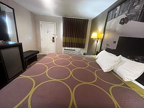 Queen Room - Non-Smoking