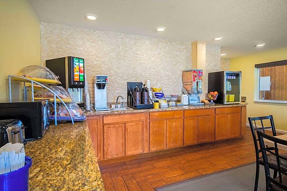 Days Inn by Wyndham Evansdale Waterloo