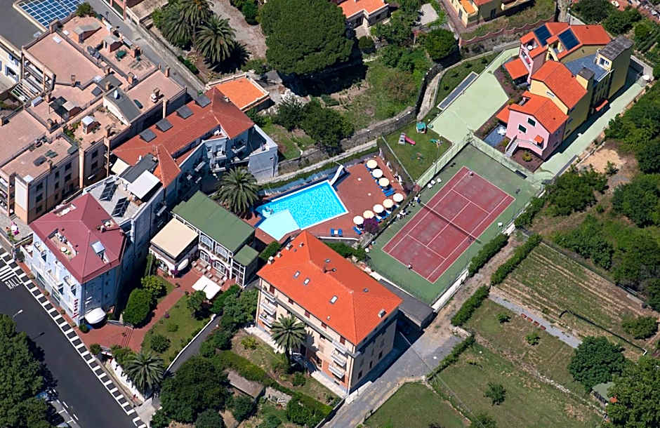 Hotel Riviera 3 Stelle con piscina estiva gratuita e garage a pagamento