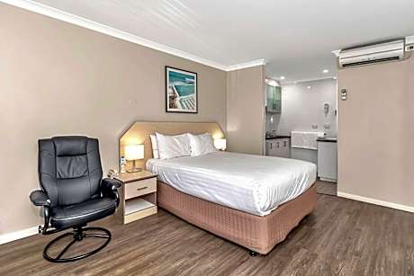 Deluxe Queen Room with Kitchenette