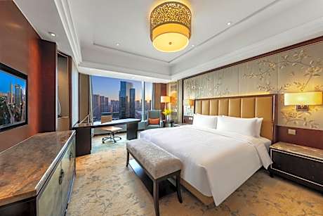 Horizon Deluxe King Room with City View and Lounge Access