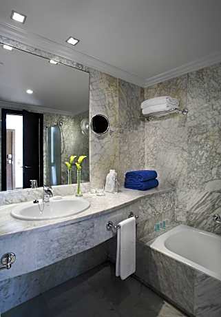 Family Suite (1 King Bed and 4 Twin Beds)