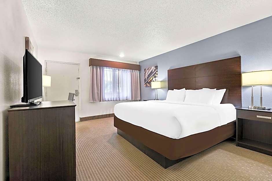 Photo 1 of 1 of 1 King Bed, Hearing/Mobility Accessible, Roll in Shower