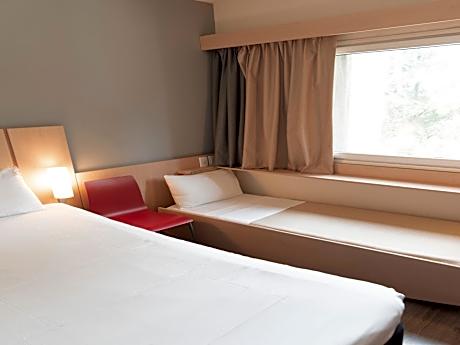 Standard Room with one double bed and an additional bed for one child aged under 12