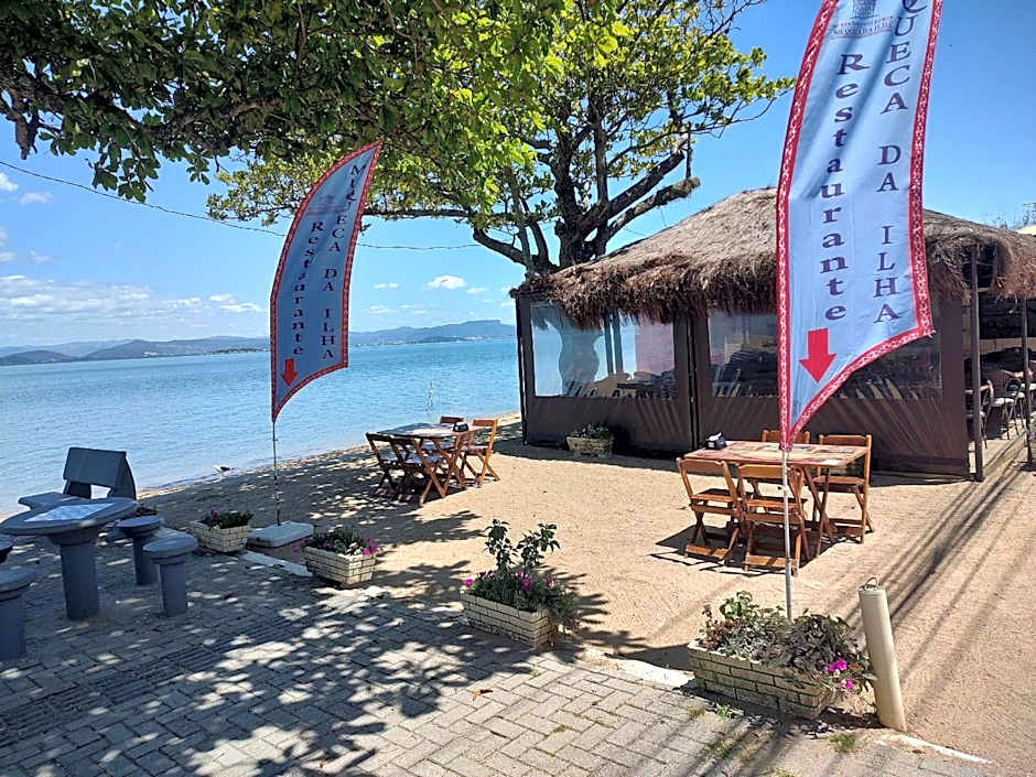 Casa pé na areia com vista especial do pôr do sol.