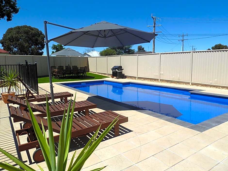 Ploughmans Motor Inn