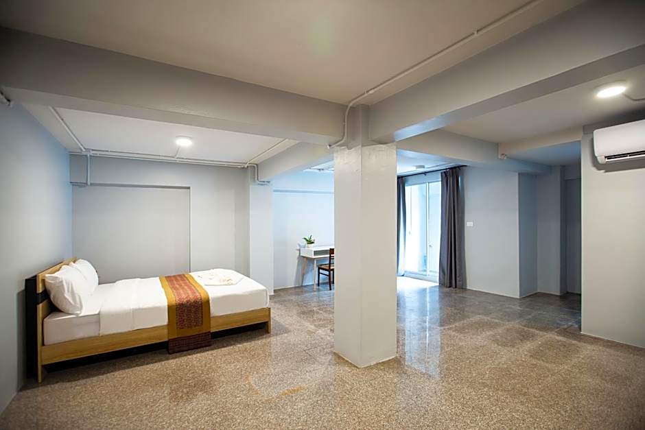 185@Surawong Residence