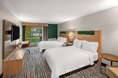 Queen Suite with Two Queen Beds and Private Patio Access - Lake View