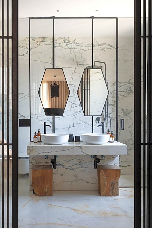 High Living Penthouse with Rooftop Pool