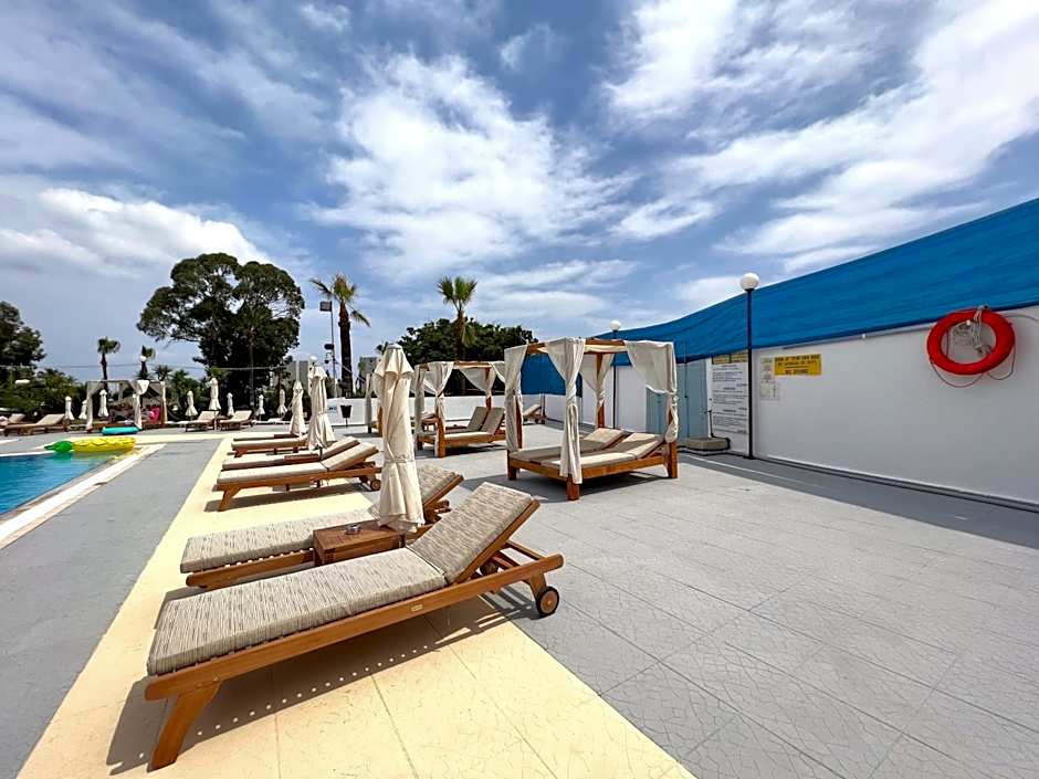 Adelais Bay Hotel
