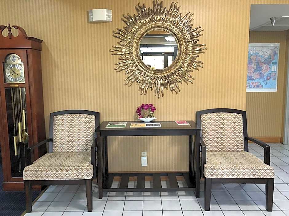Super 8 by Wyndham Franklin Hwy 31