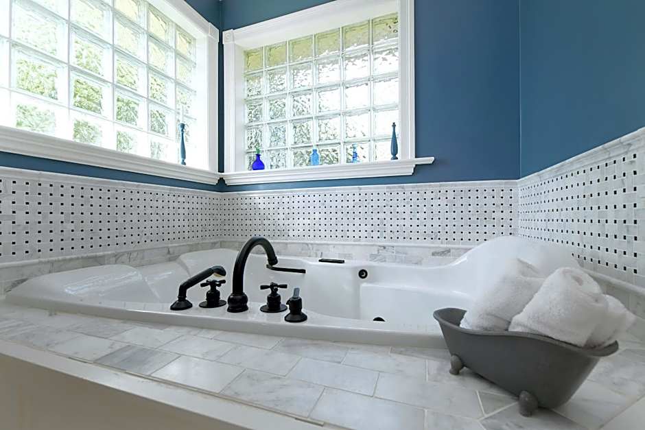 Character Stay across Swan Lake Nature Sanctuary