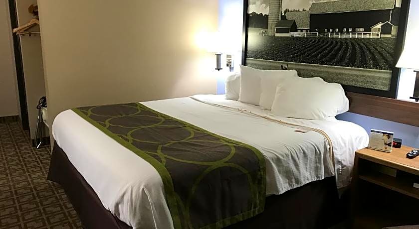 Super 8 by Wyndham W Dodge-Omaha