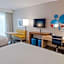 Howard Johnson by Wyndham Anaheim Hotel & Water Playground